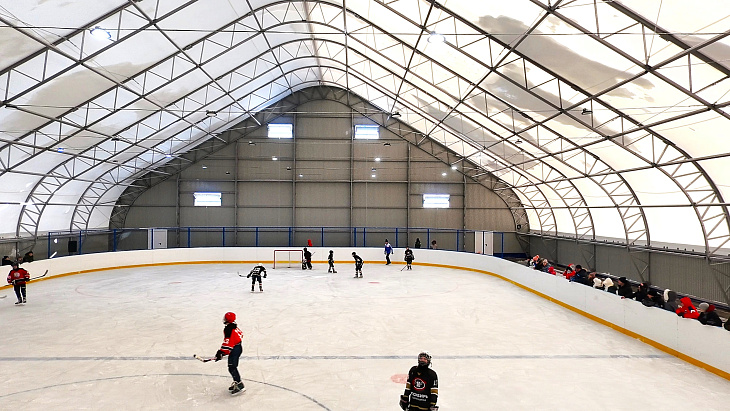 Лед под куполом: компания «Алтай-Тент» возвела ледовую арену в селе Новоильинка